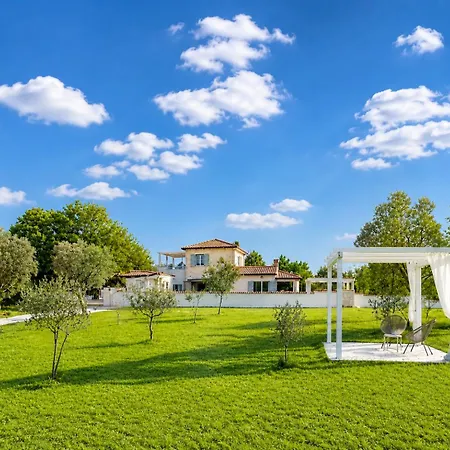 Private 9000qm Estate With Pool And Yacuzzi And Sauna Absolute Privacy Near Fazana فيلة