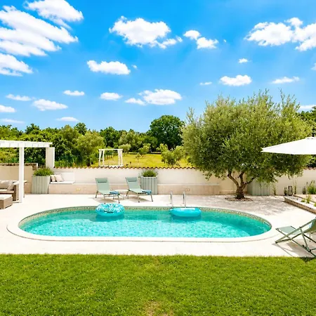 Private 9000qm Estate With Pool And Yacuzzi And Sauna Absolute Privacy Near Fazana فيلة *