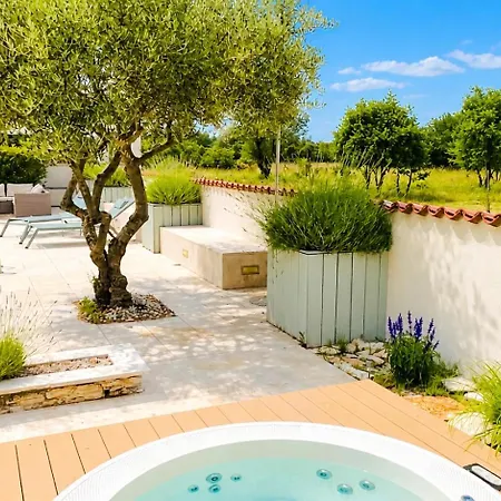 Private 9000qm Estate With Pool And Yacuzzi And Sauna Absolute Privacy Near Fazana فيلة Juršići